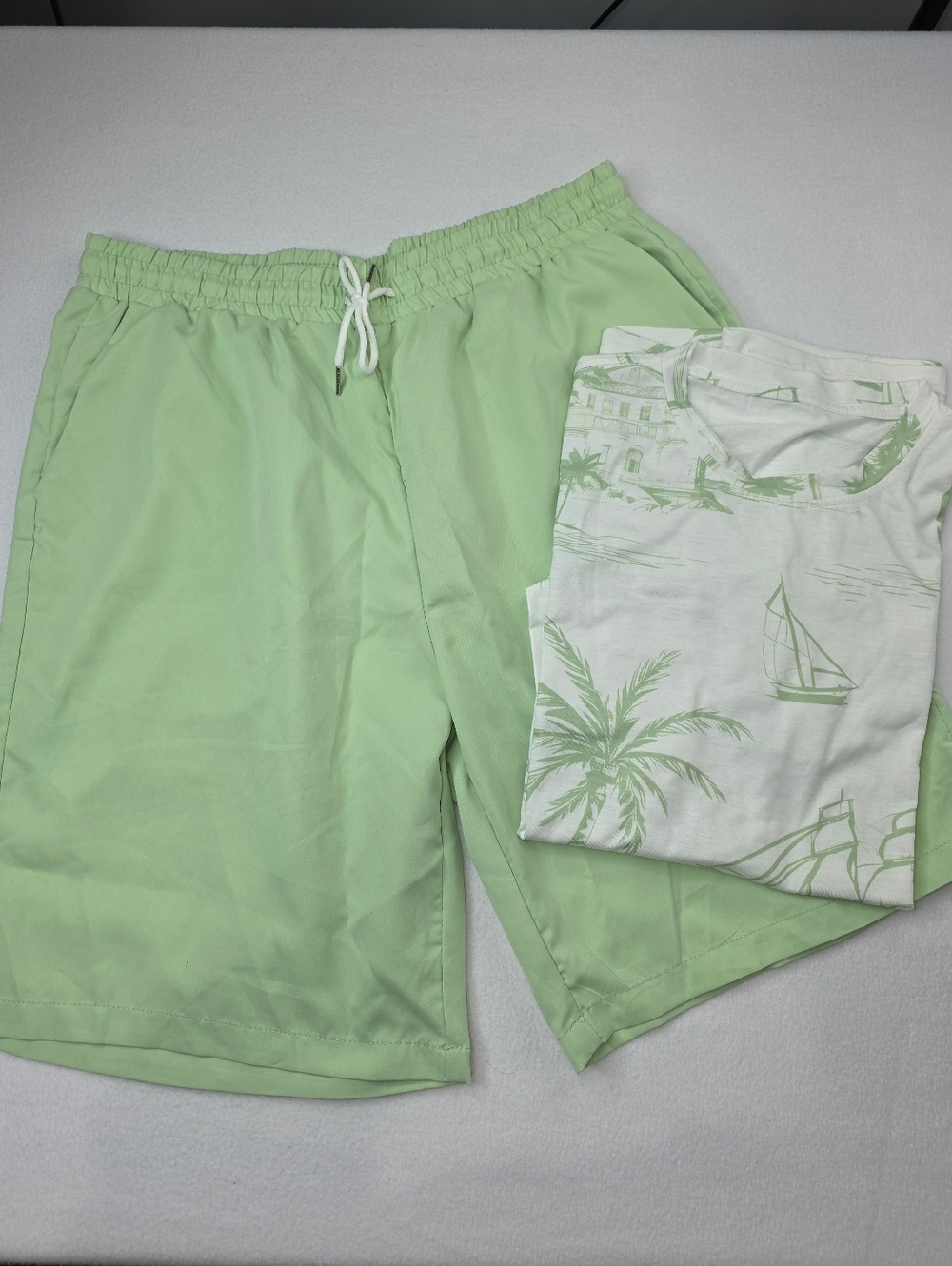 SHEIN Men's Green and White Tropical Print T-Shirt Shorts Set Size XL AN-1840